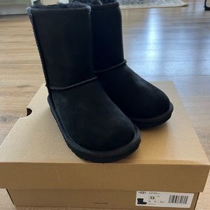 NWT never worn Uggs kids classic II